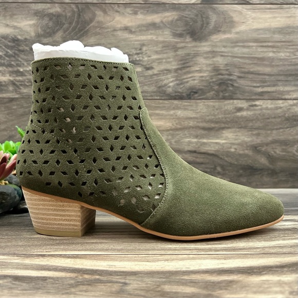NIB Soludos Lola Perforated Pointed Toe Heeled Ankle Bootie Boots Olive Suede 8M - Picture 5 of 14